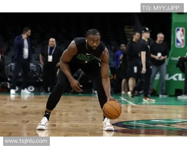 杰伦-布朗一般能用对抗来扰乱对手，但这招对亚历山大没用