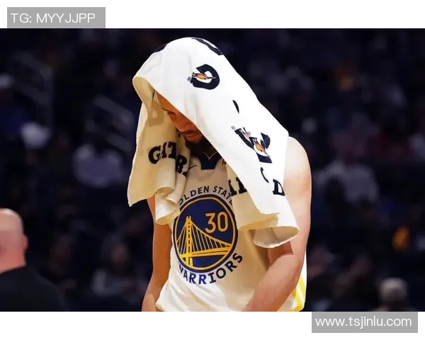 库里下半场20分难阻勇士惨败 镜头捕捉失落一幕：坐板凳毛巾捂脸